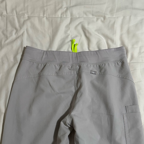 FIGS Kade Cargo Scrub Pants Tan Nude Scrub Pants Tan Nude Slate Size Medium - Picture 5 of 8